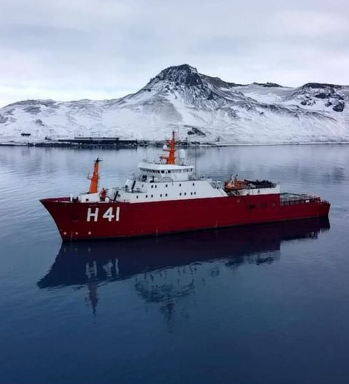 Navio Polar Almirante Maximiano parte com destino à Antártica