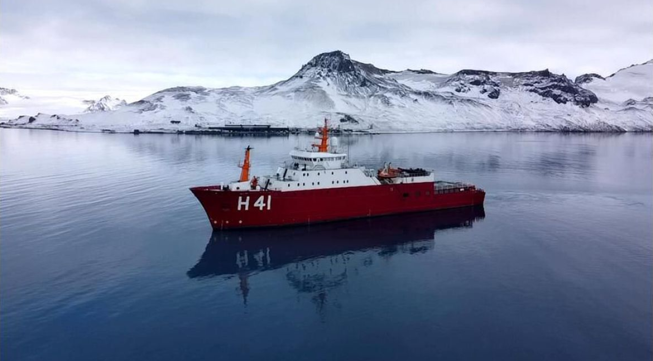 Navio Polar Almirante Maximiano parte com destino à Antártica