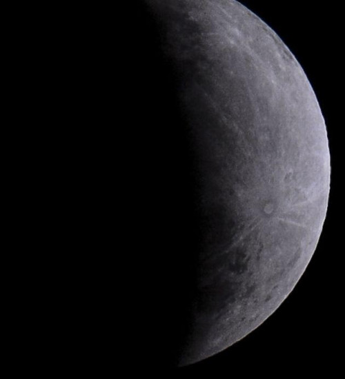 Nasa anuncia descoberta de água em estado líquido na Lua